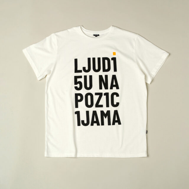 Ljudi su na pozicijama majica